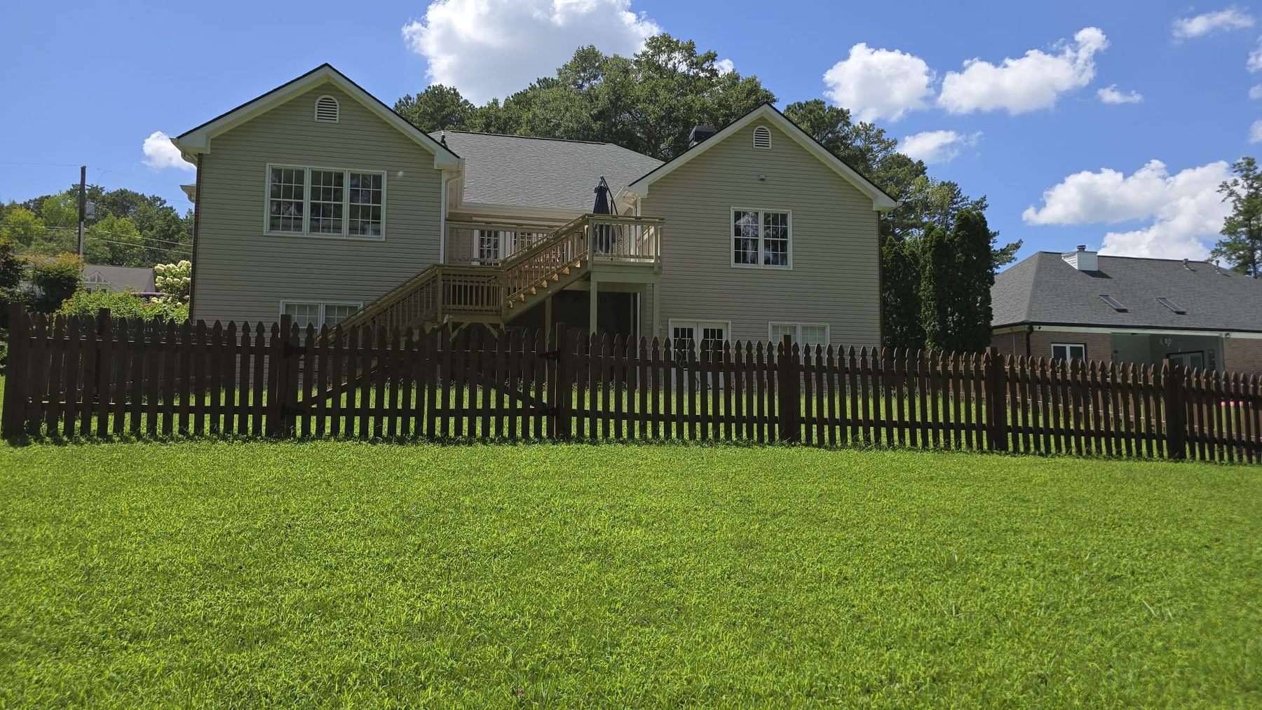 Spacious backyard at Blossom Hill Senior Living