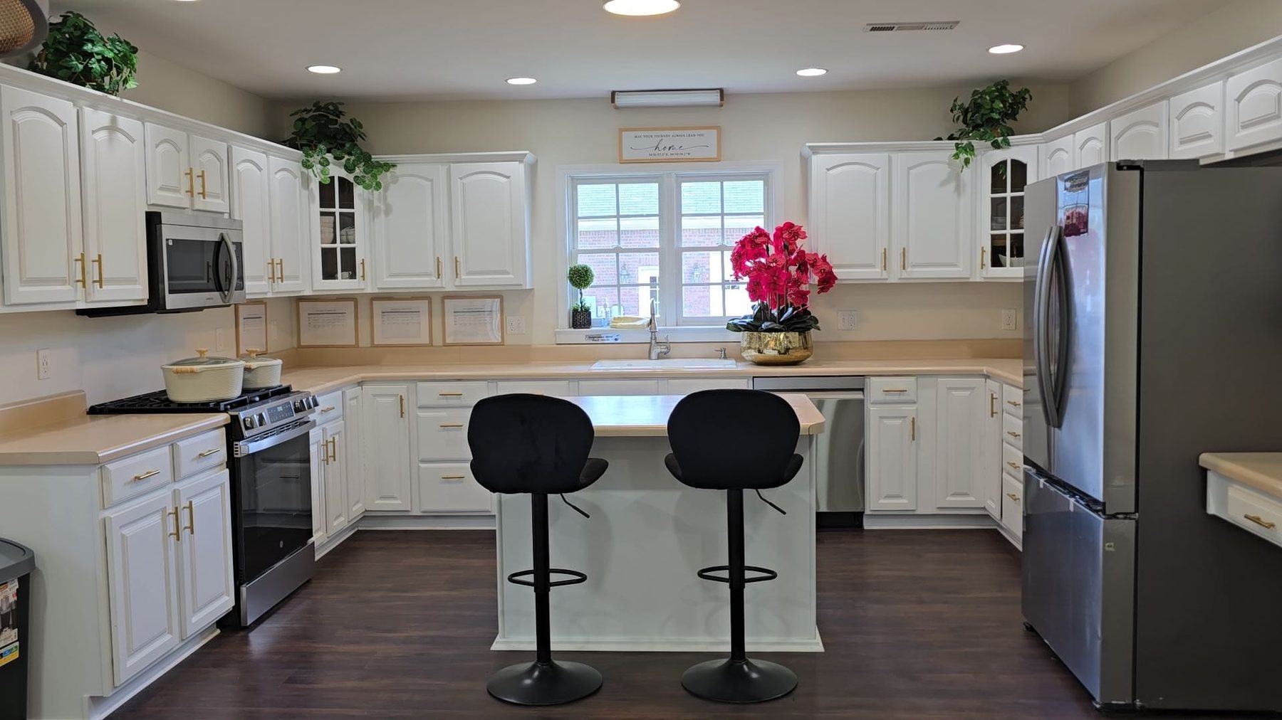 Kitchen bar seating area